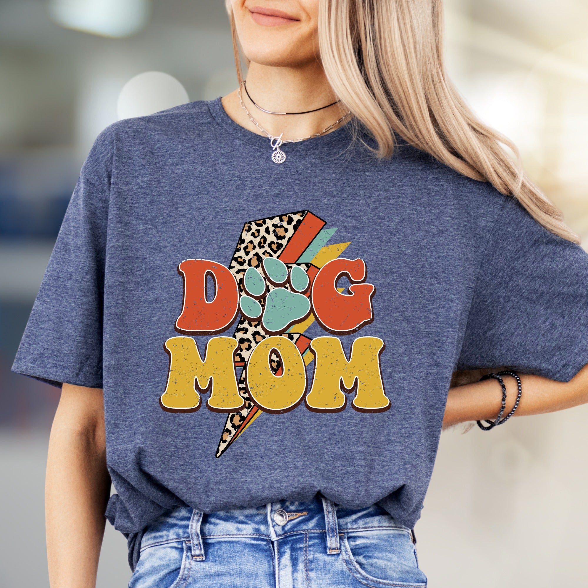 "DOG MOM" Retro Dog Lover Graphic Tee, a Vintage-Inspired Pick for Pet Parents