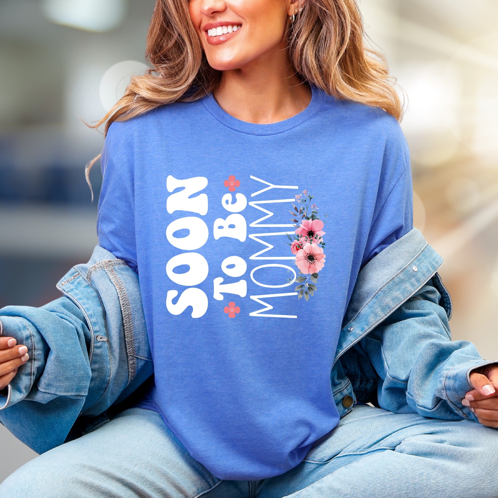"Soon To Be Mommy" Floral Script Graphic Tee, A Sweet Pregnancy Announcement Pick for Expectant Mothers