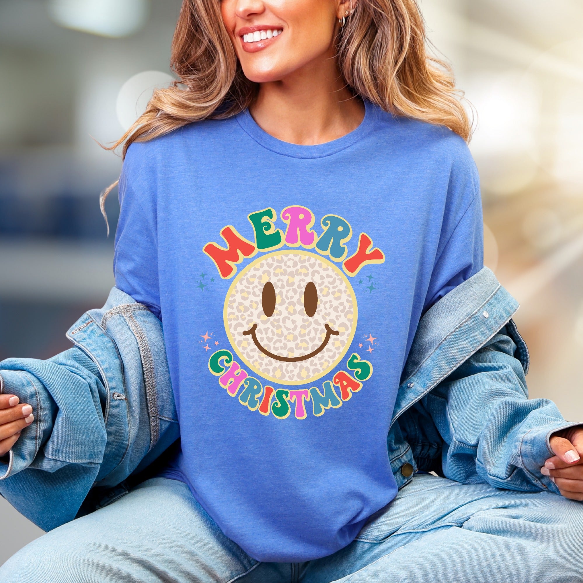 "Merry Christmas" Leopard Smiley Graphic Tee, a Festive Retro Pick for Holiday Lovers