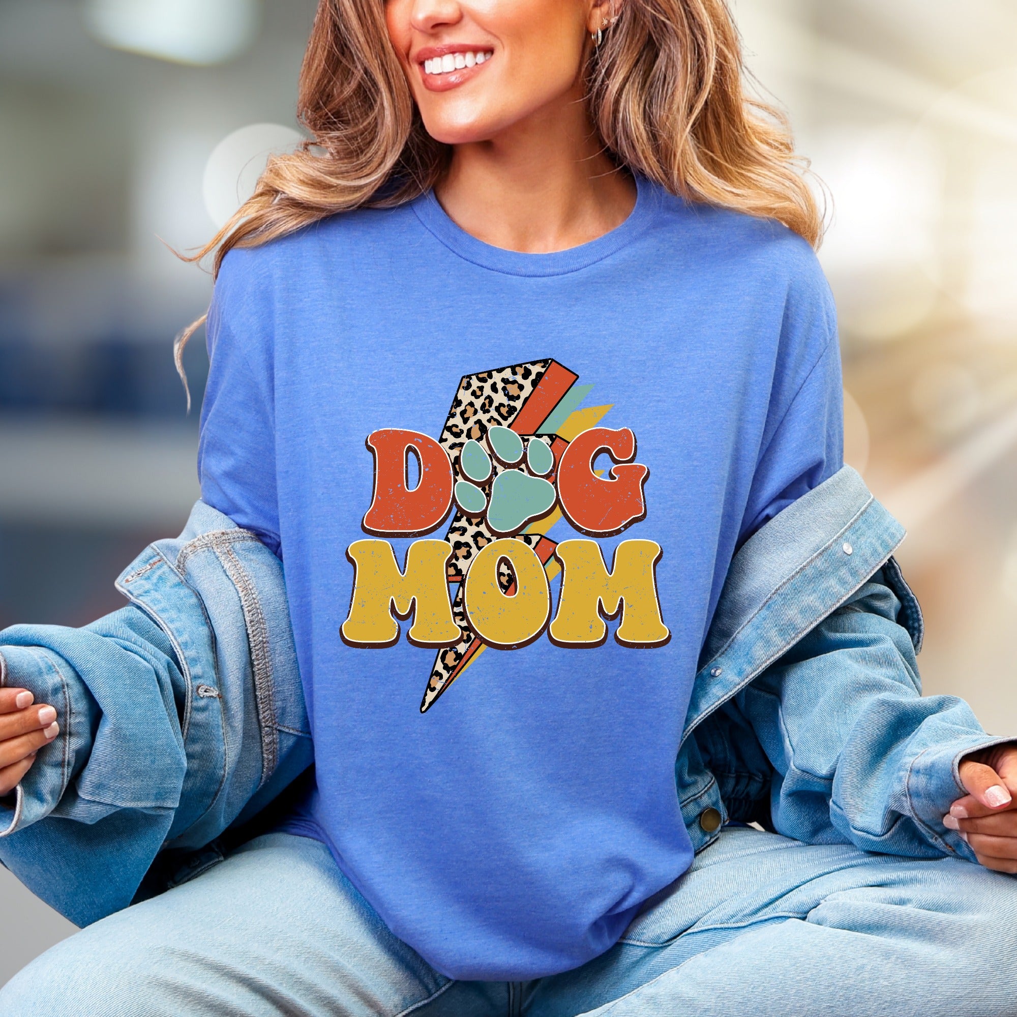 "DOG MOM" Retro Lightning Bolt Graphic Tee, a Vintage-Inspired Pick for Pet Lovers