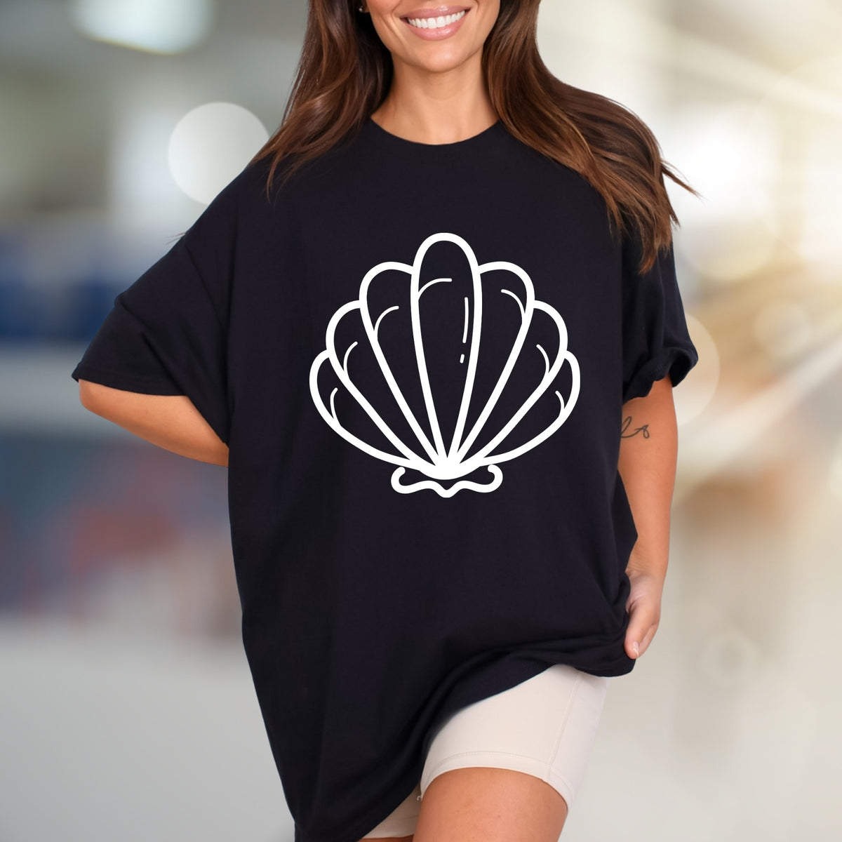 Minimalist Seashell Graphic Tee, A Coastal Chic Pick for Beach Lovers