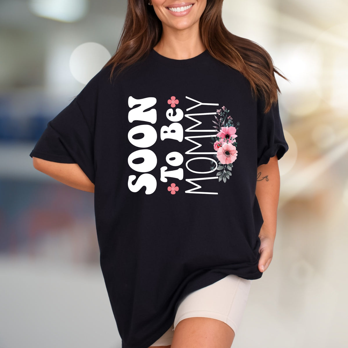 "Soon To Be Mommy" Floral Script Graphic Tee, A Sweet Pregnancy Announcement Pick for Expectant Mothers