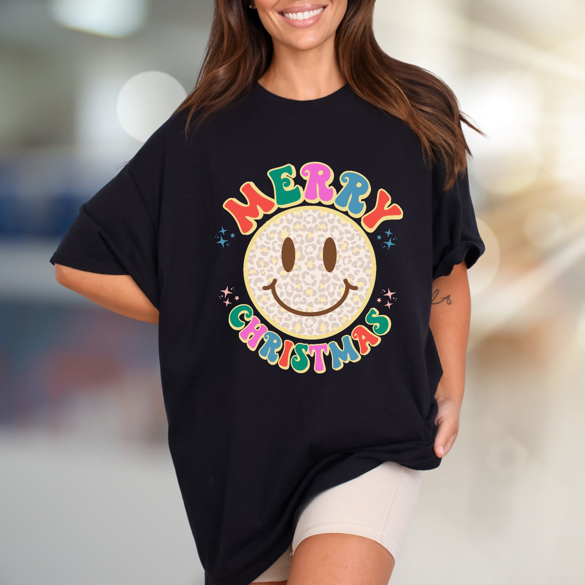 "Merry Christmas" Leopard Smiley Graphic Tee, a Festive Retro Pick for Holiday Lovers