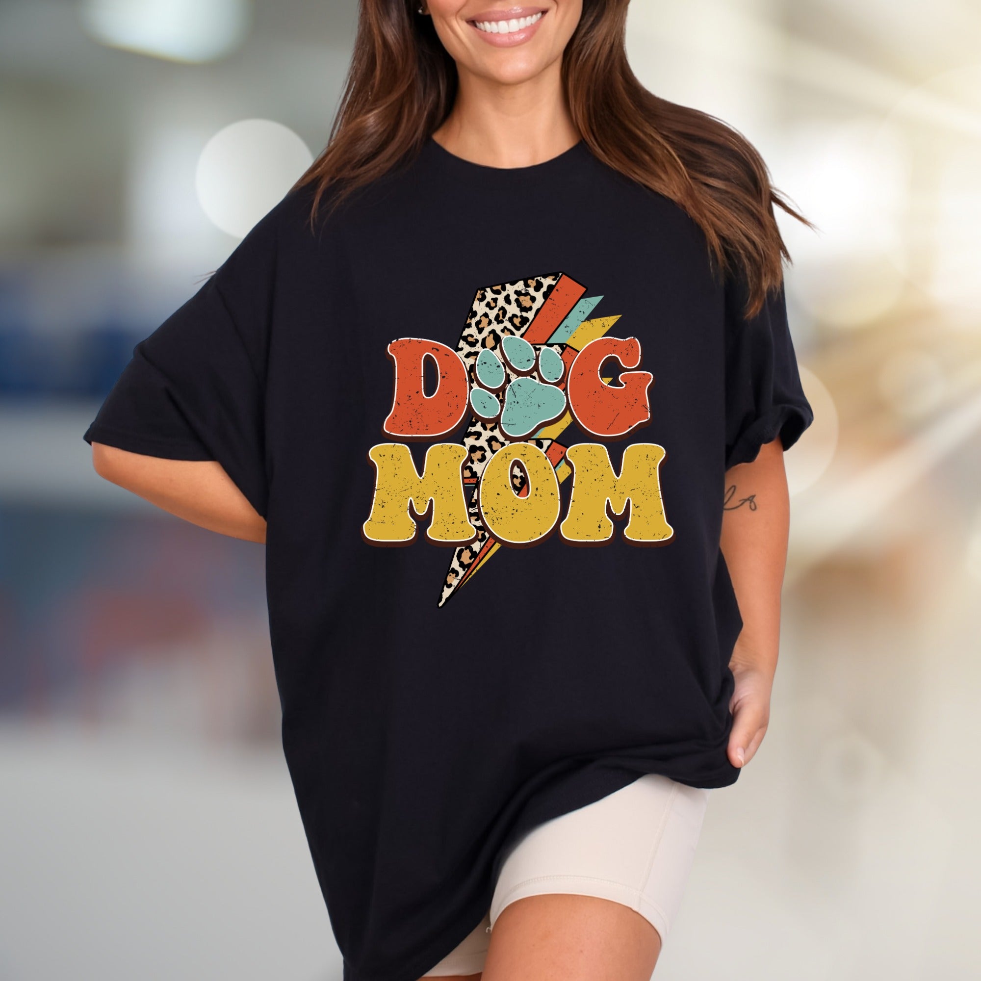 "DOG MOM" Retro Dog Lover Graphic Tee, a Vintage-Inspired Pick for Pet Parents