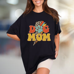 "DOG MOM" Retro Lightning Bolt Graphic Tee, a Vintage-Inspired Pick for Pet Lovers