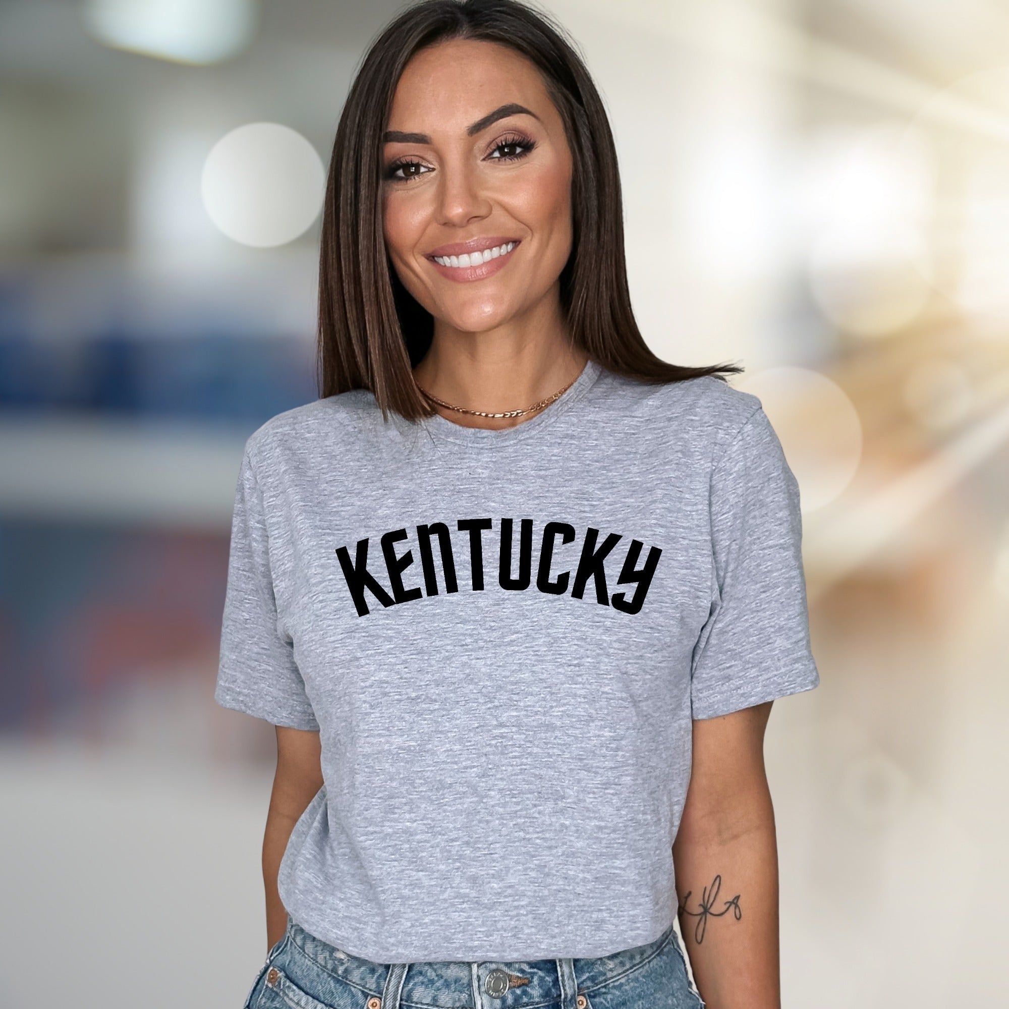 "Kentucky" Arched Text Graphic Tee, a Collegiate Style Pick for State Pride Enthusiasts