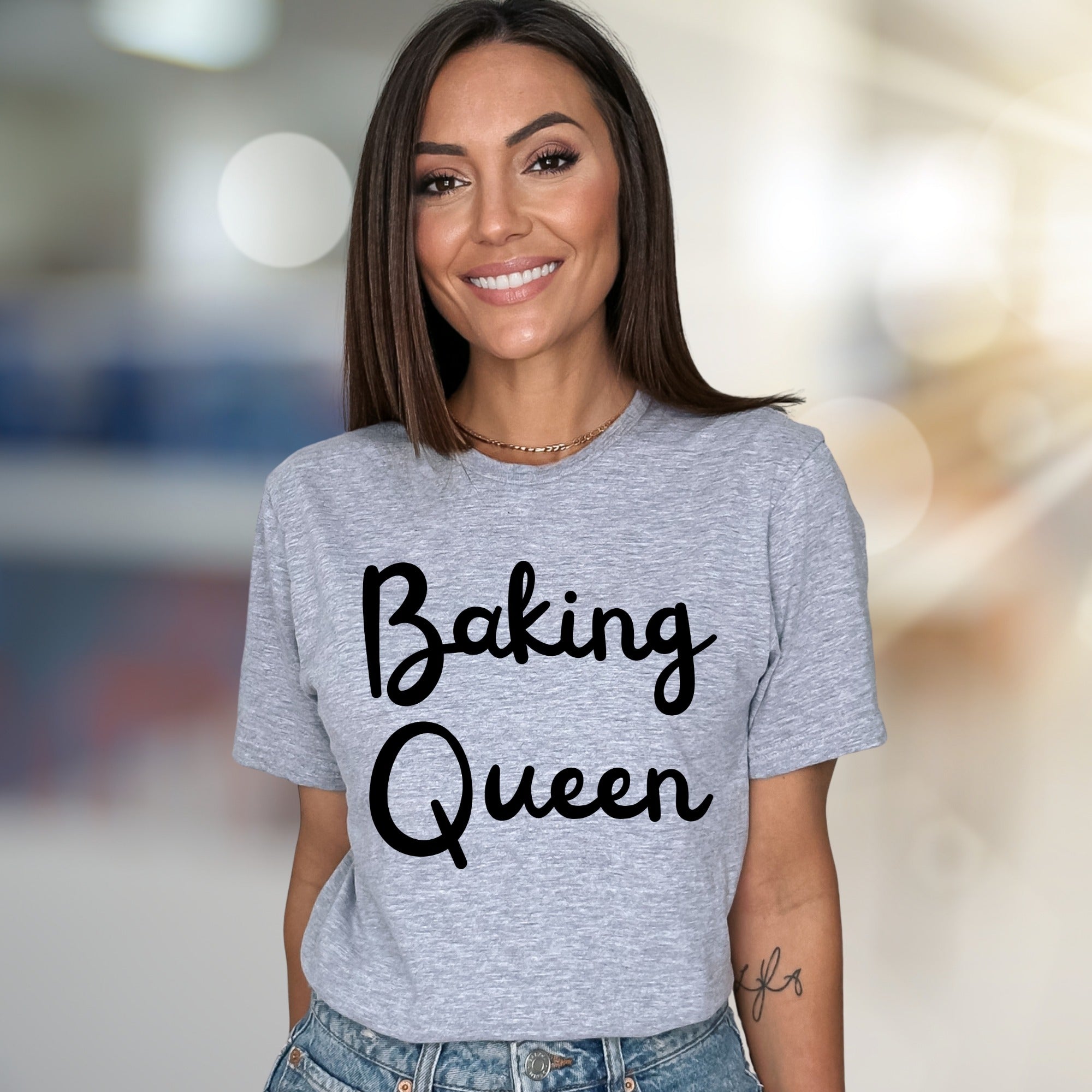"Baking Queen" Script Graphic Tee, a Culinary Chic Pick for Home Bakers