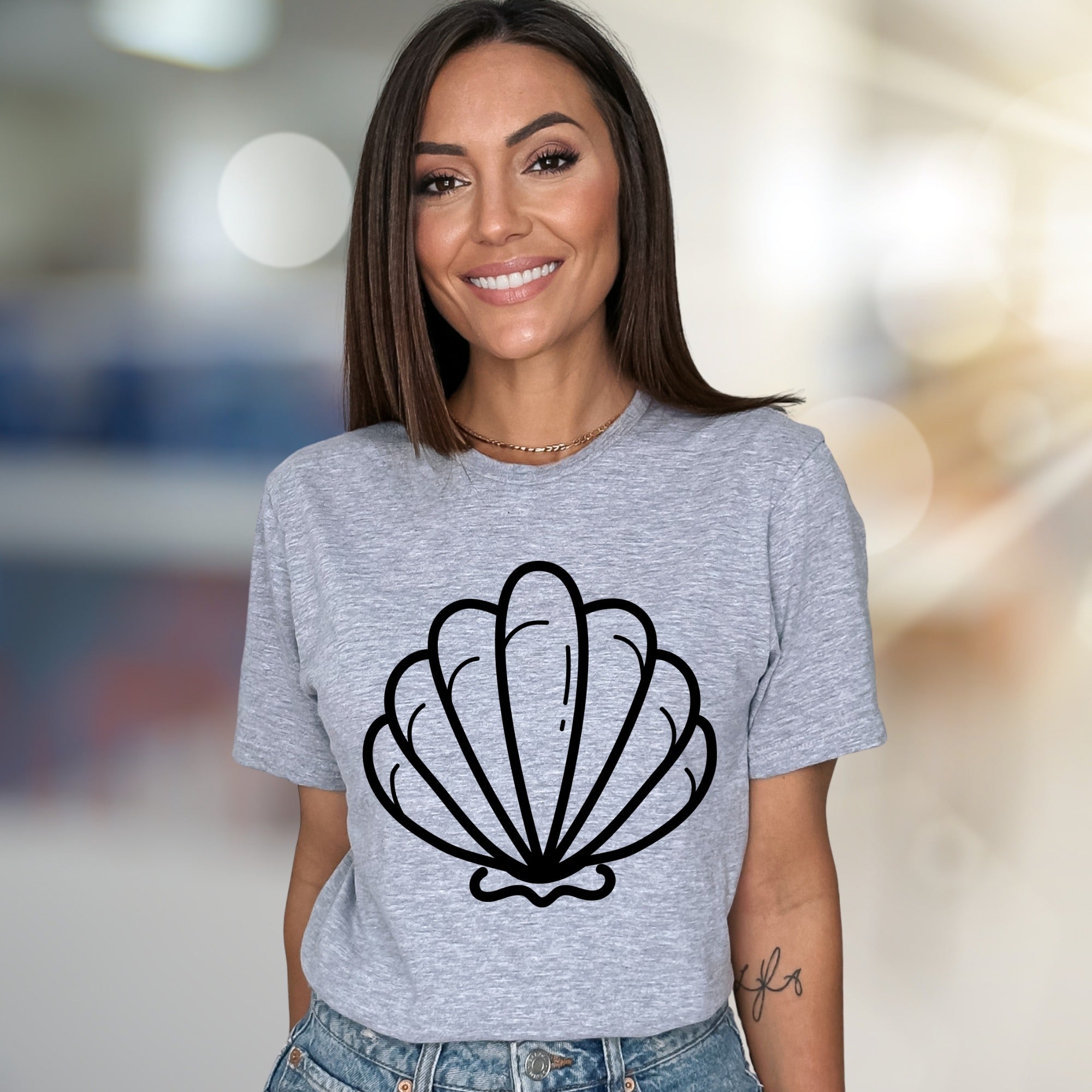 Minimalist Seashell Graphic Tee, A Coastal Chic Pick for Beach Lovers