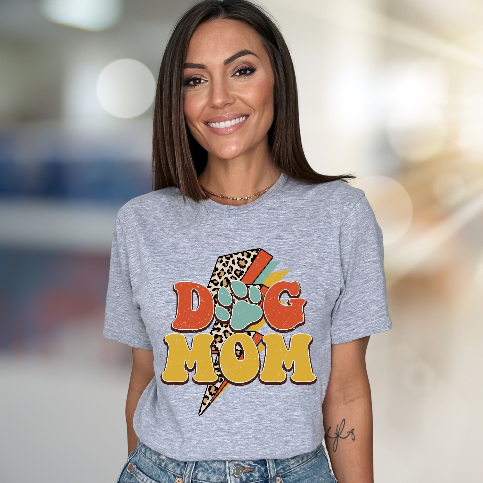 "DOG MOM" Retro Dog Lover Graphic Tee, a Vintage-Inspired Pick for Pet Parents