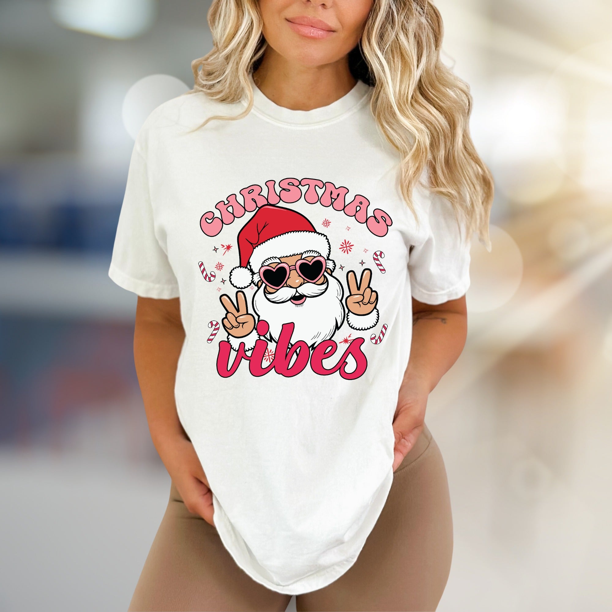 "Christmas Vibes" Groovy Santa Graphic Tee, a Festive Pick for Joy-Seekers