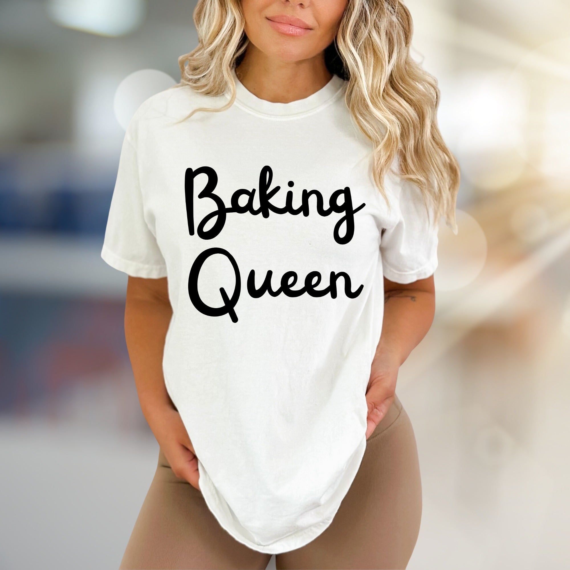 "Baking Queen" Script Graphic Tee, a Culinary Chic Pick for Home Bakers