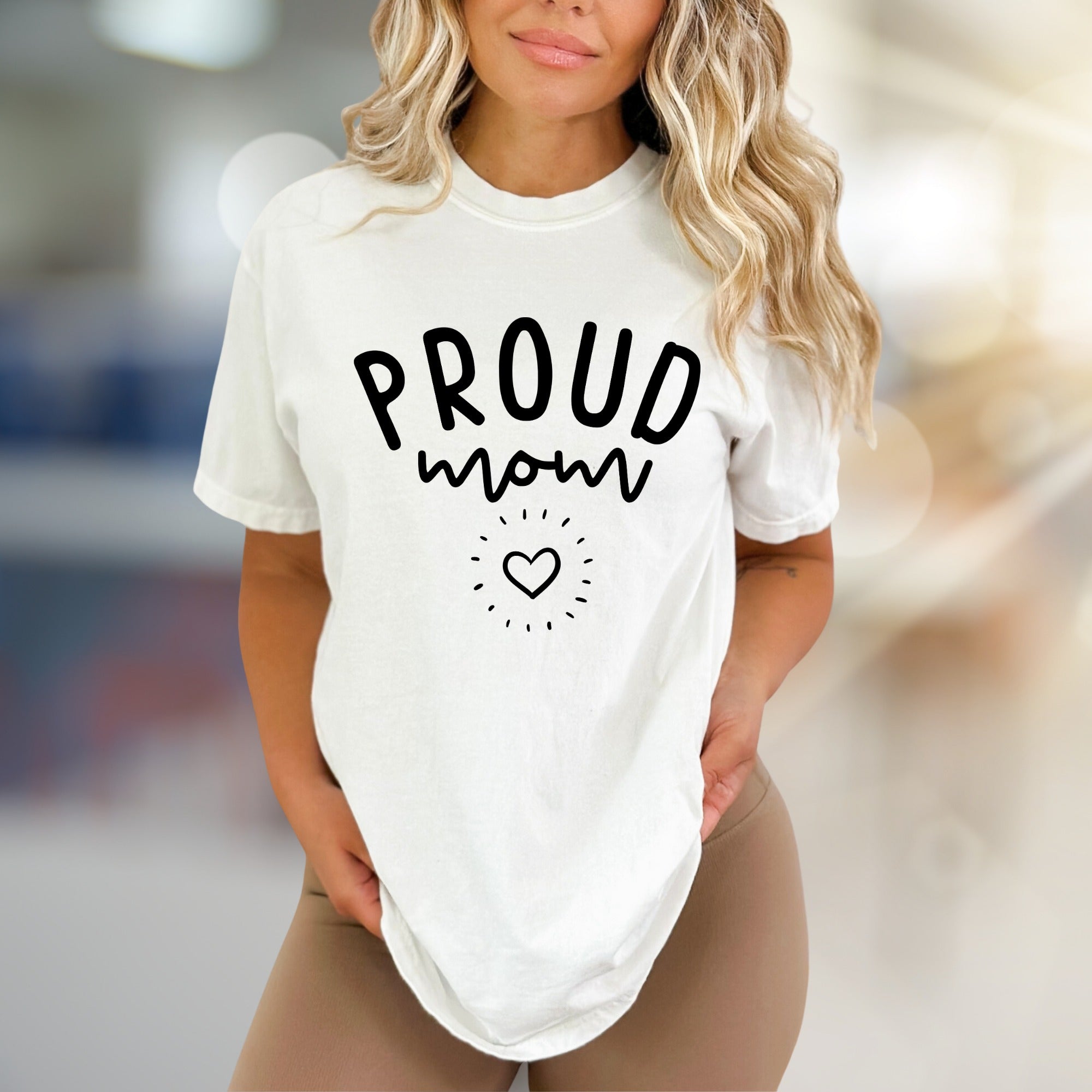 "Proud Mom" Heart Graphic Tee, a Loving Pick for Everyday Style