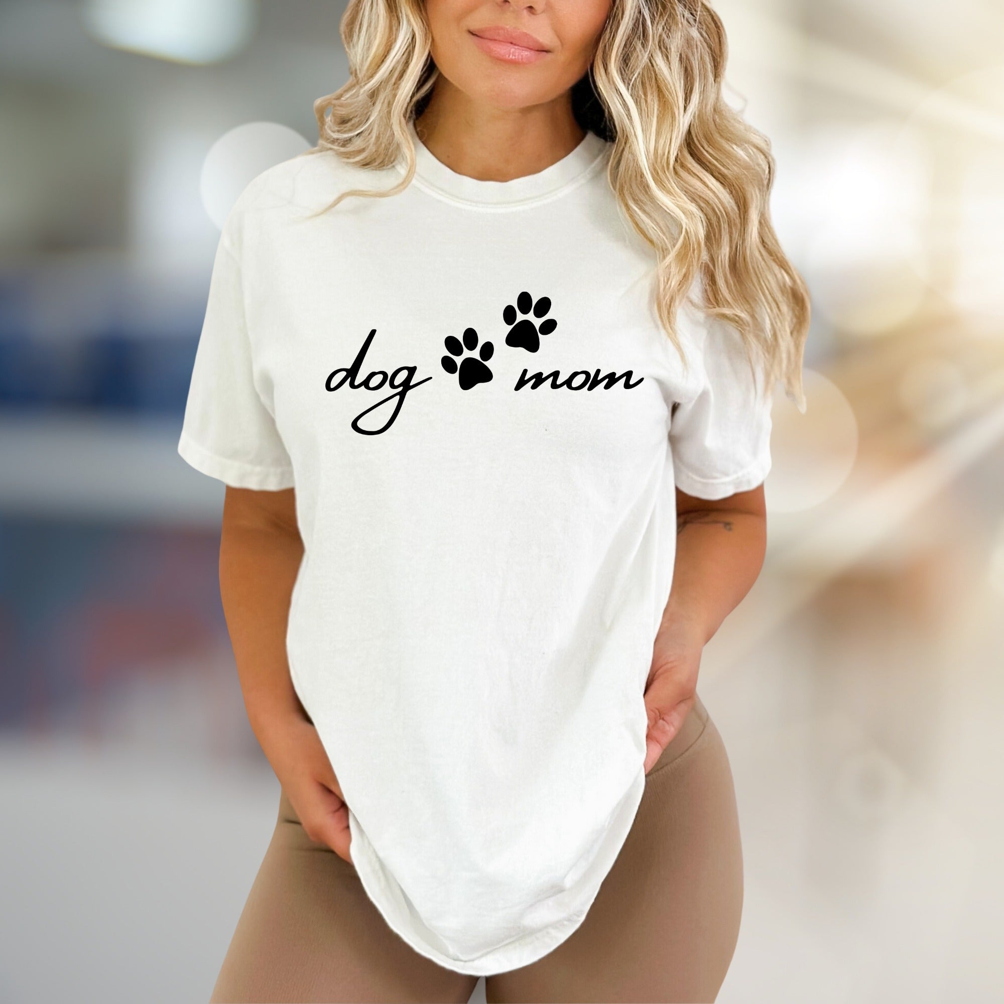 "dog mom" Paw Print Graphic Tee, a Pet Lover's Essential for Everyday Style