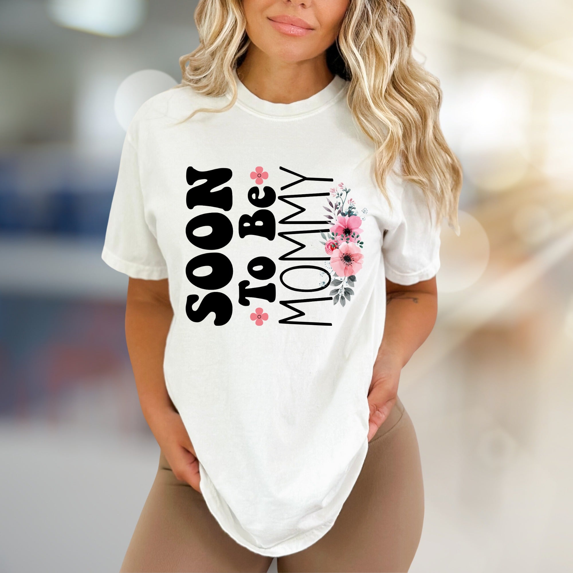 "Soon To Be Mommy" Floral Script Graphic Tee, A Sweet Pregnancy Announcement Pick for Expectant Mothers