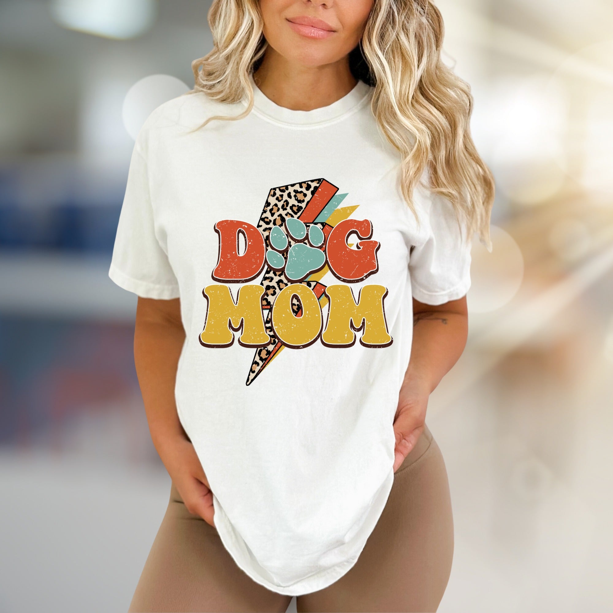 "DOG MOM" Retro Dog Lover Graphic Tee, a Vintage-Inspired Pick for Pet Parents