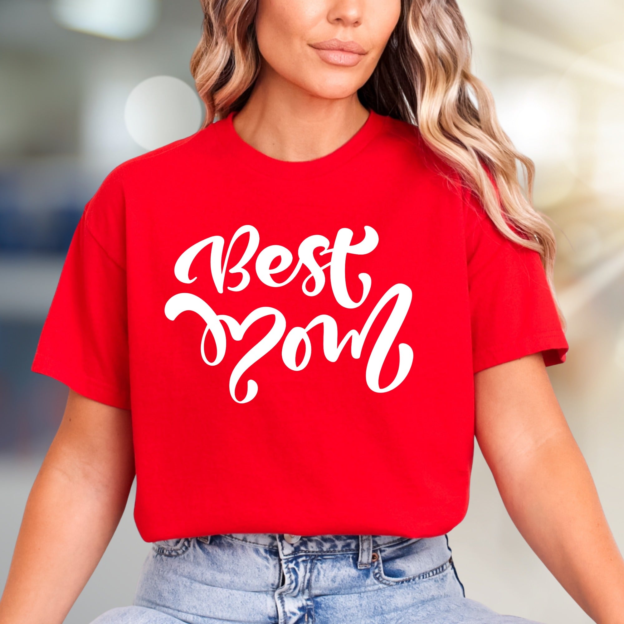 "Best Mom" Charming Script Graphic Tee, A Heartfelt Gift for Mothers