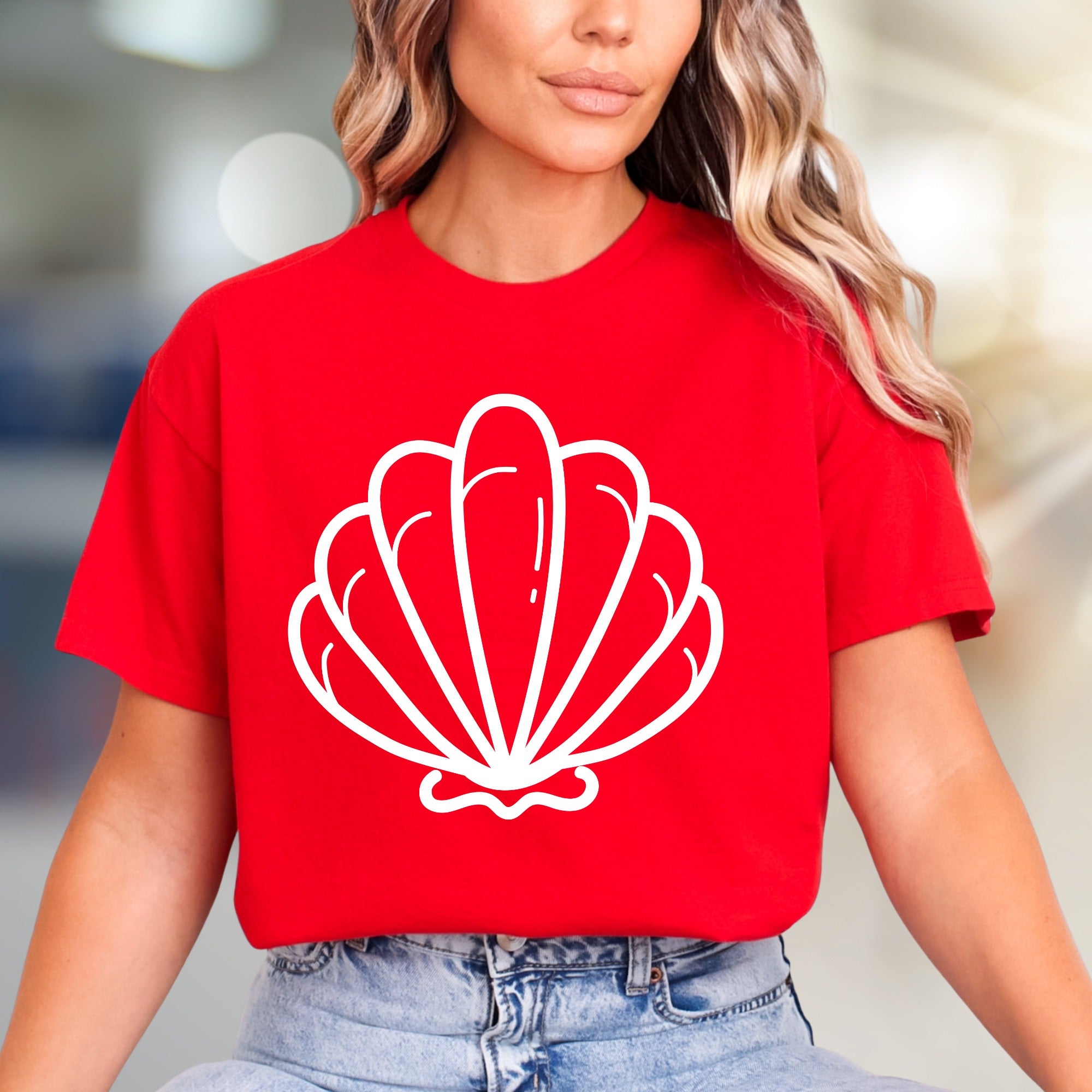 Minimalist Seashell Graphic Tee, A Coastal Chic Pick for Beach Lovers
