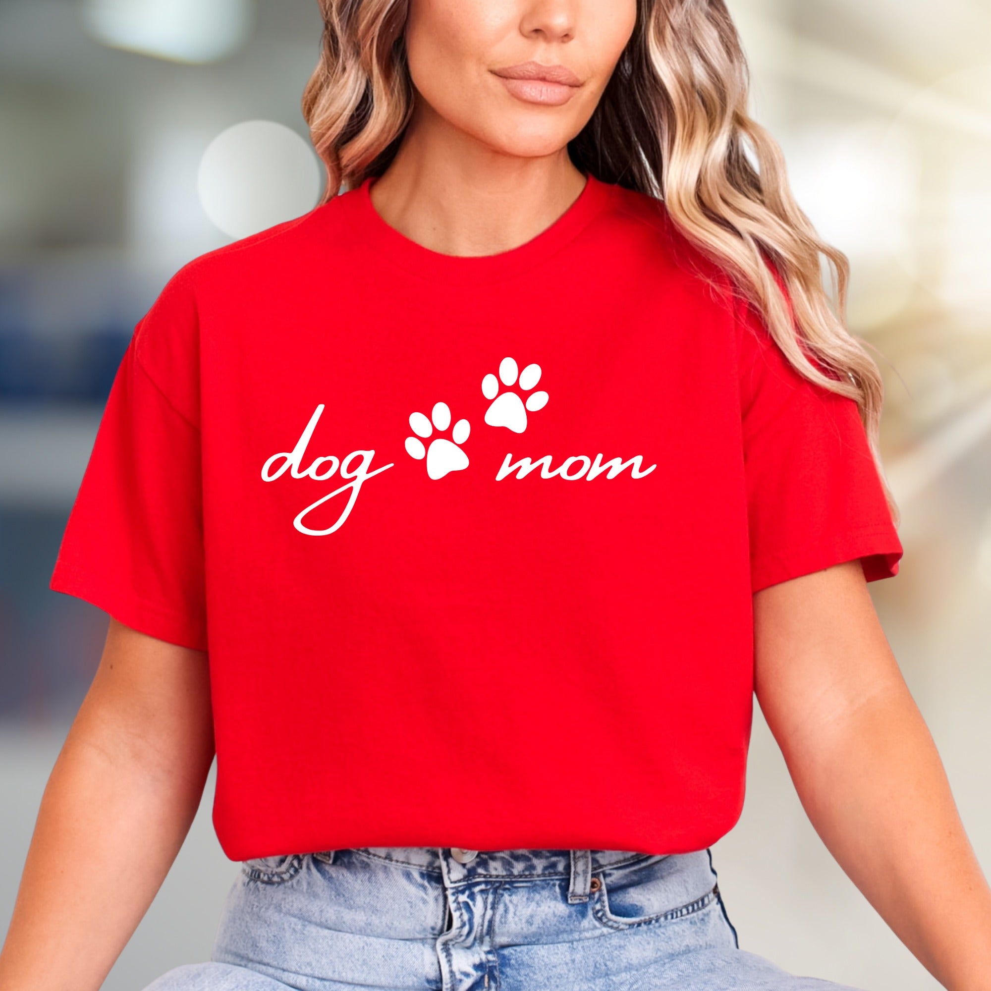 "dog mom" Paw Print Graphic Tee, a Pet Lover's Essential for Everyday Style