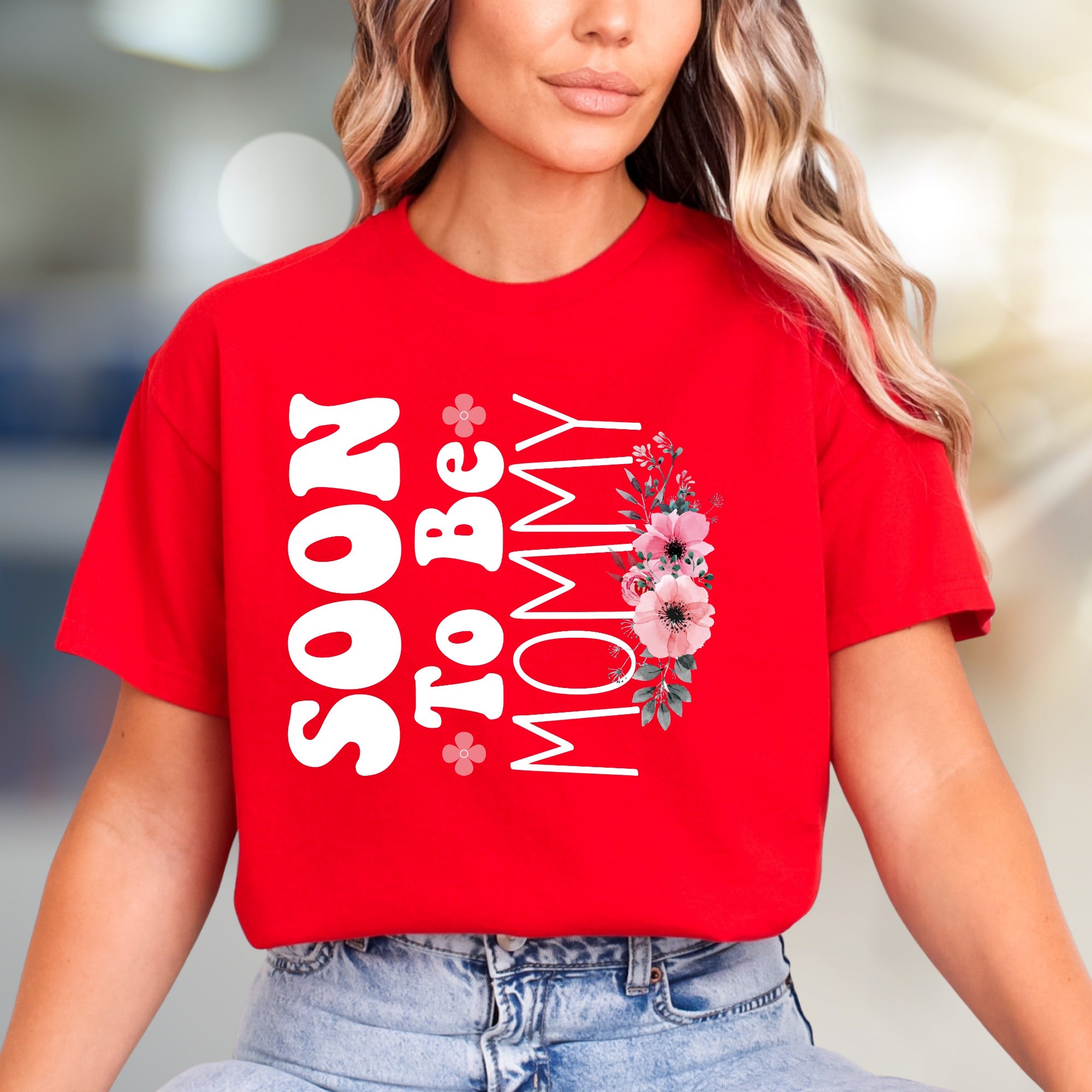 "Soon To Be Mommy" Floral Script Graphic Tee, A Sweet Pregnancy Announcement Pick for Expectant Mothers