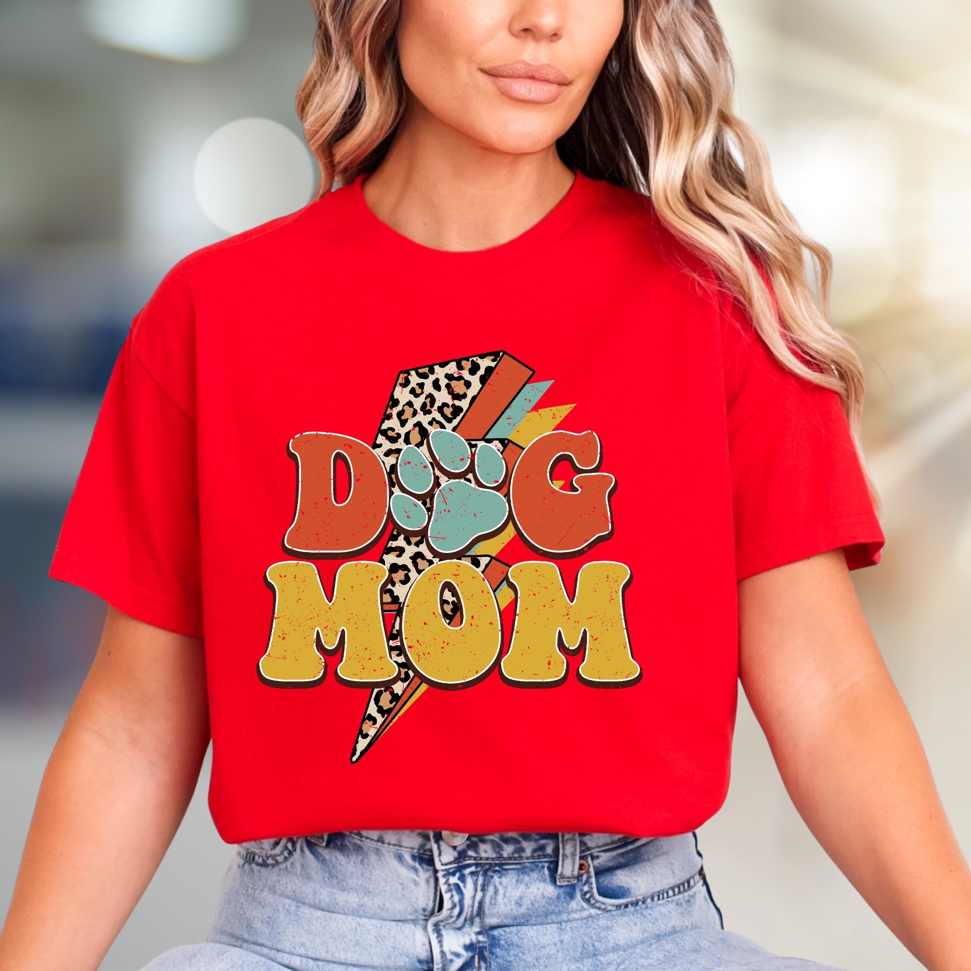 "DOG MOM" Retro Lightning Bolt Graphic Tee, a Vintage-Inspired Pick for Pet Lovers